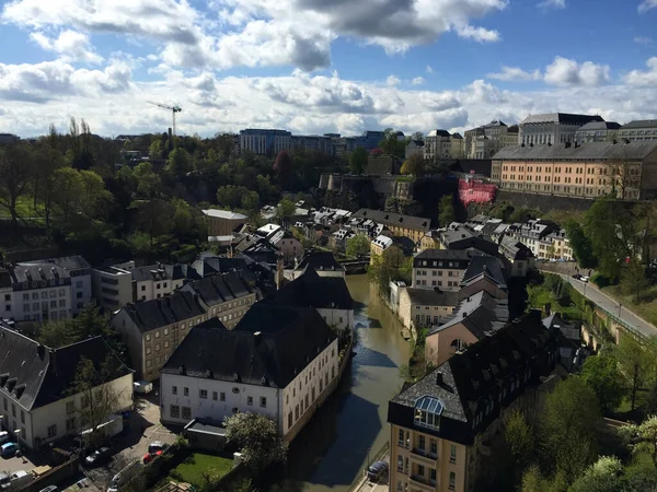 从Grund区俯瞰卢森堡市的天际线 — 图库照片
