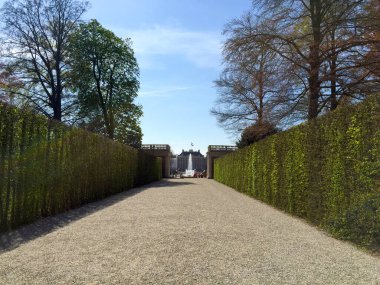 Hollanda Apeldoorn Gelderland Hollanda 'da Hollanda Barok tarzında bir kale olan Het Loo Sarayı' nın bahçesi