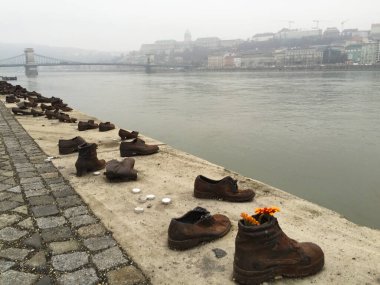 Budapeşte 'de Tuna nehrinin kıyısındaki ayakkabılar, 2. Dünya Savaşı sırasında öldürülen Yahudilerin anısına bir anıt.