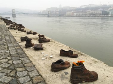 Budapeşte 'de Tuna nehrinin kıyısındaki ayakkabılar, 2. Dünya Savaşı sırasında öldürülen Yahudilerin anısına bir anıt.