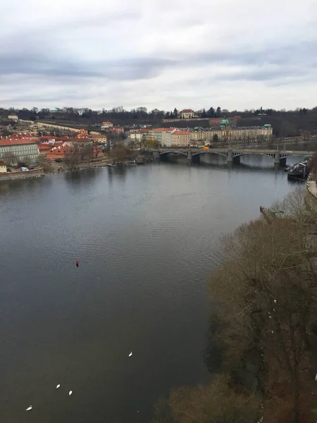 チェコ共和国プラハ旧市街からヴルタヴァ川とカレル橋の街並み — ストック写真