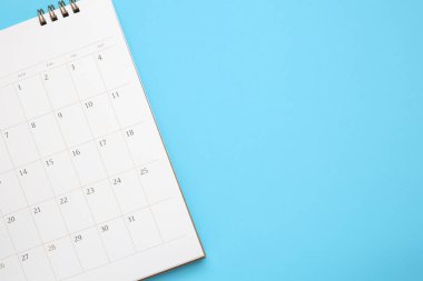 Takvim sayfası mavi arkaplan iş planlama randevu toplantısı kavramını kapat