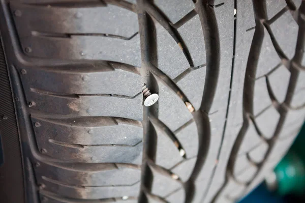 Clavo Metálico Neumático Del Coche Cerca Reparación Neumáticos Del Coche — Foto de Stock