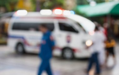 Acil bir çağrıya yanıt veren ambulans bulanık arkaplan