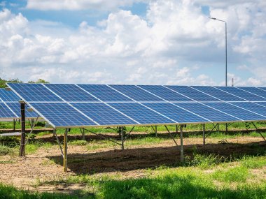 Mavi gökyüzü ve bulutlu güneş panelleri, güneş enerjisi çevre dostu yeşil enerji