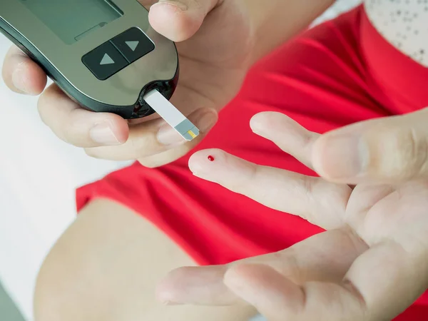 Asijská Žena Měření Hladiny Glukózy Digitálním Glukózovým Metrem Diabetes Test — Stock fotografie