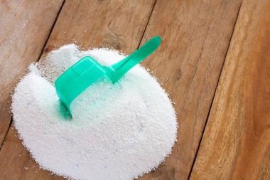 Deterjan tozu, deterjan deterjan, tahta arka plandaki kaşık.