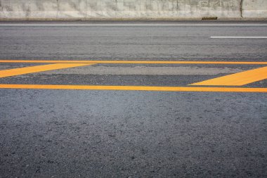 Sarı çizgili asfalt yol dokusu arkaplanı