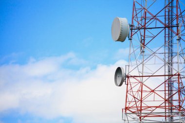 Telekomünikasyon kulesi ve uydu antenleri mavi gökyüzünde kablosuz teknoloji