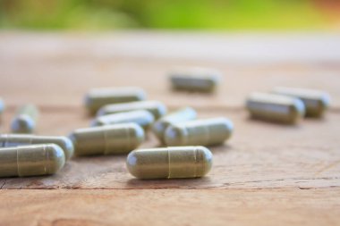 Tahta masadaki bitkisel kapsüller
