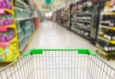 Bulanık alkollü içecekler süpermarkette raflar ve alışveriş arabaları.