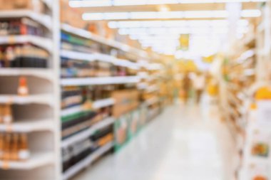 Arkaplan için raflarda bulanık ürün bulunan süpermarket koridoru