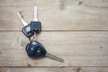 Arabanın anahtarı ahşap arka planda.