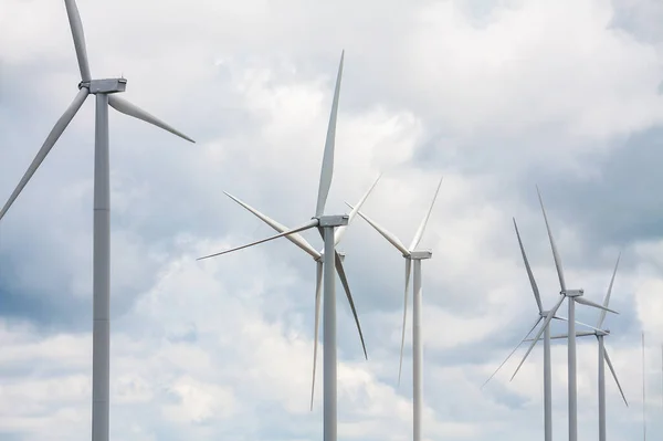 Turbine Eoliche Con Nuvole Cielo Energie Rinnovabili — Foto Stock