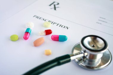Reçeteli ilaç ve steteskop.