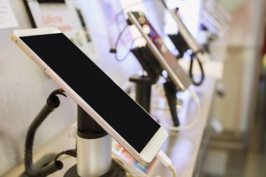 Telefon dükkanında cep telefonu