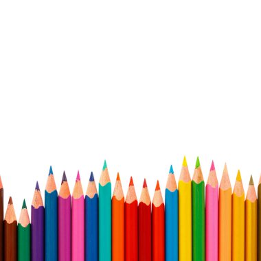 Beyaz arkaplanda izole edilmiş renkli kalemler yakın plan