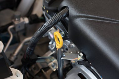 Araba motorunun yağ çubuğu, yağ seviyesini kontrol et.