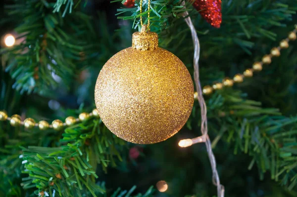 Weihnachtsschmuck Auf Den Tannenzweigen — Stockfoto