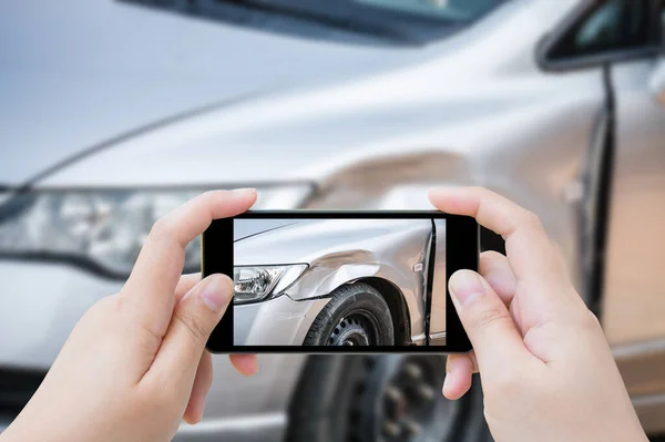 Žena Pomocí Mobilního Smartphonu Fotit Autonehodu Nehody Poškození Vozu Pro — Stock fotografie