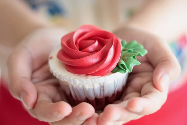 Mano Celebrar San Valentín Rosa Roja Cupcake — Foto de Stock
