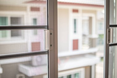 Evin penceresinde böceklere karşı sivrisinek ağı ekranı