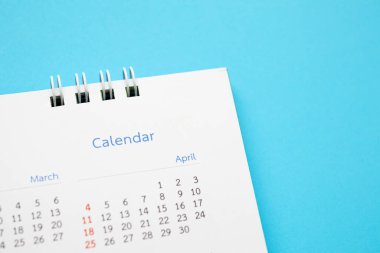 Takvim sayfası mavi arkaplan iş planlama randevu toplantısı kavramını kapat