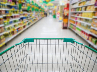 Süpermarket içi, süpermarket koridoru boş yeşil alışveriş arabası arka planı, süpermarket konsepti alışverişi.