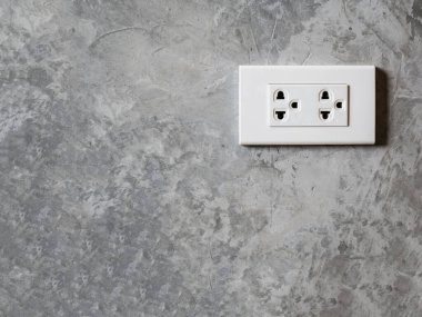 Odanın duvarında beyaz priz var.