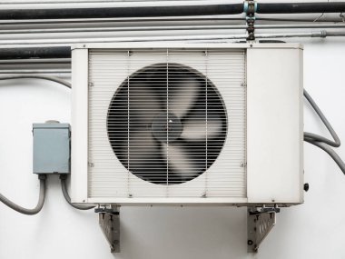 Eski binaya klima kompresörü yerleştirildi.