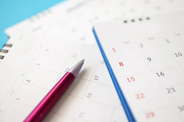 Calendario Página Con Pluma Cerca Fondo Azul Planificación Negocios Cita — Foto de Stock