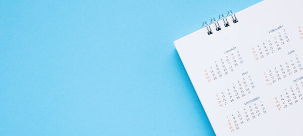 Calendrier Page Fermer Sur Fond Bleu Planification Entreprise Rendez Vous — Photo