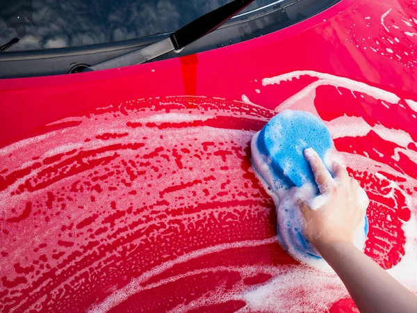 スポンジや石鹸で洗車する — ストック写真