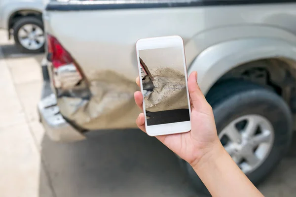 Mulher Usando Telefone Inteligente Para Tirar Foto Danos Carro Causado — Fotografia de Stock