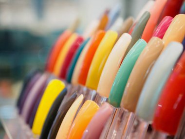 Güzellik salonunda renkli yapay tırnaklar.