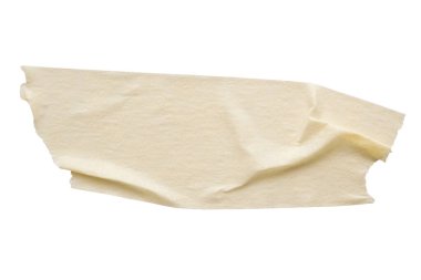 Sarı yapıştırıcı bant beyaz arkaplanda izole edilmiş.