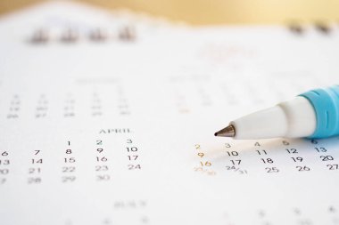 Tarih planlama kavramını işaretlemek için takvim sayfasında kalemi kapat