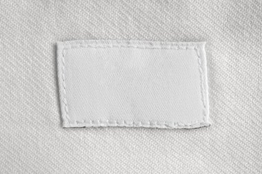 Pamuk gömlek arka planında beyaz kuru temizleme giysileri etiketi