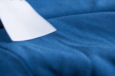 Mavi elbisede çamaşırhane kıyafeti etiketi