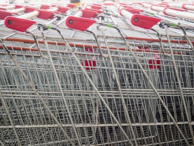 Otoparkta alışveriş arabaları.