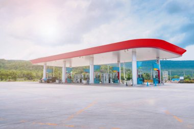 Gaz istasyonu Gökyüzünde bulutlar ve güneş ışığı