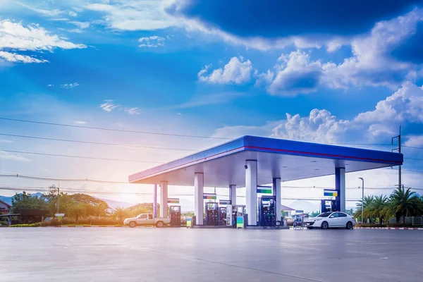 Posto Gasolina Com Nuvens Céu Azul — Fotografia de Stock