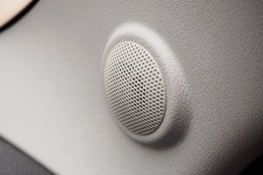 Modern arabadaki hoparlör sesini kapat