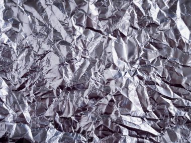 Parlak buruşuk yüzey arka planlı gümüş folyo