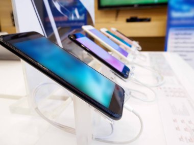 Elektronik mağazasında cep telefonu