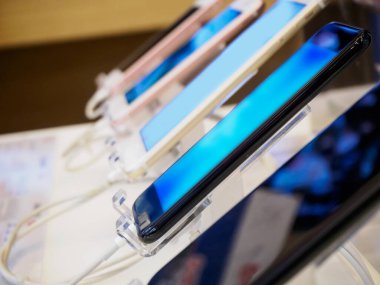 Elektronik mağazasında cep telefonu