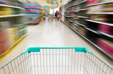 Tramvayla süpermarketten alışveriş.