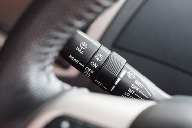 Modern araba iç mimarisi. Silecekler kontrol.