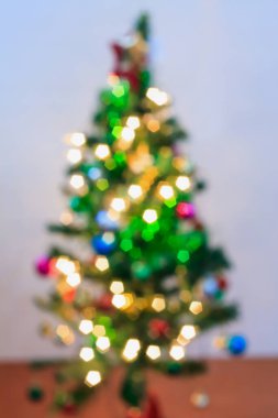 Dekorasyonlu soyut Noel ağacı bokeh ışık bulanık arkaplan