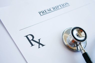 Masada steteskoplu reçete formu var. İlaç ya da eczane konsepti. Kullanılmaya hazır boş tıbbi form.